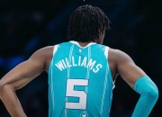 3377体育- 浓眉哥重返赛场，夺冠首场状态出色，塞尔维亚队观众沸腾！气势如虹延续